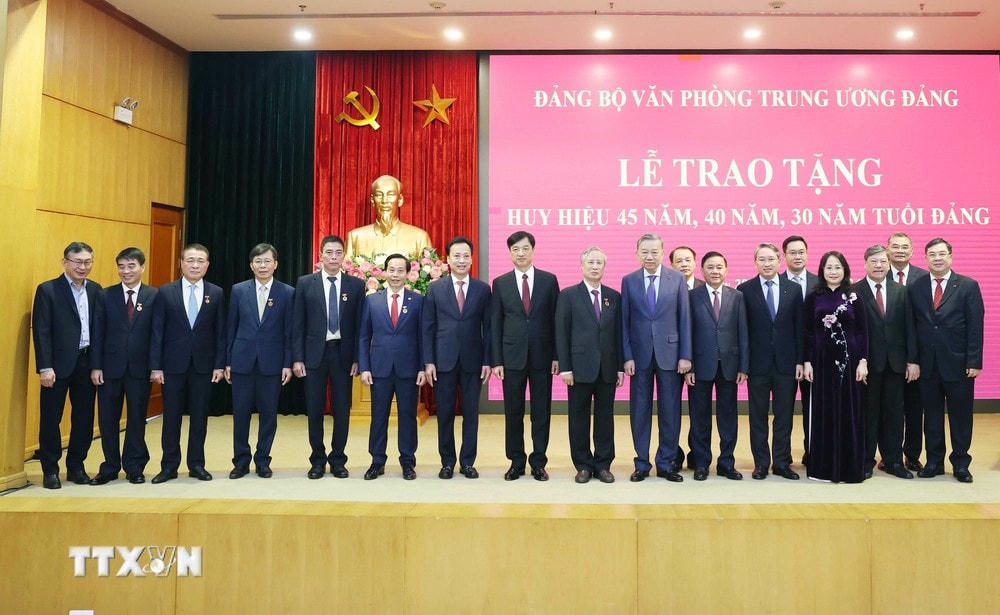 TTXVN_2811 Tong Bi thu huy hieu Dang (9).jpg