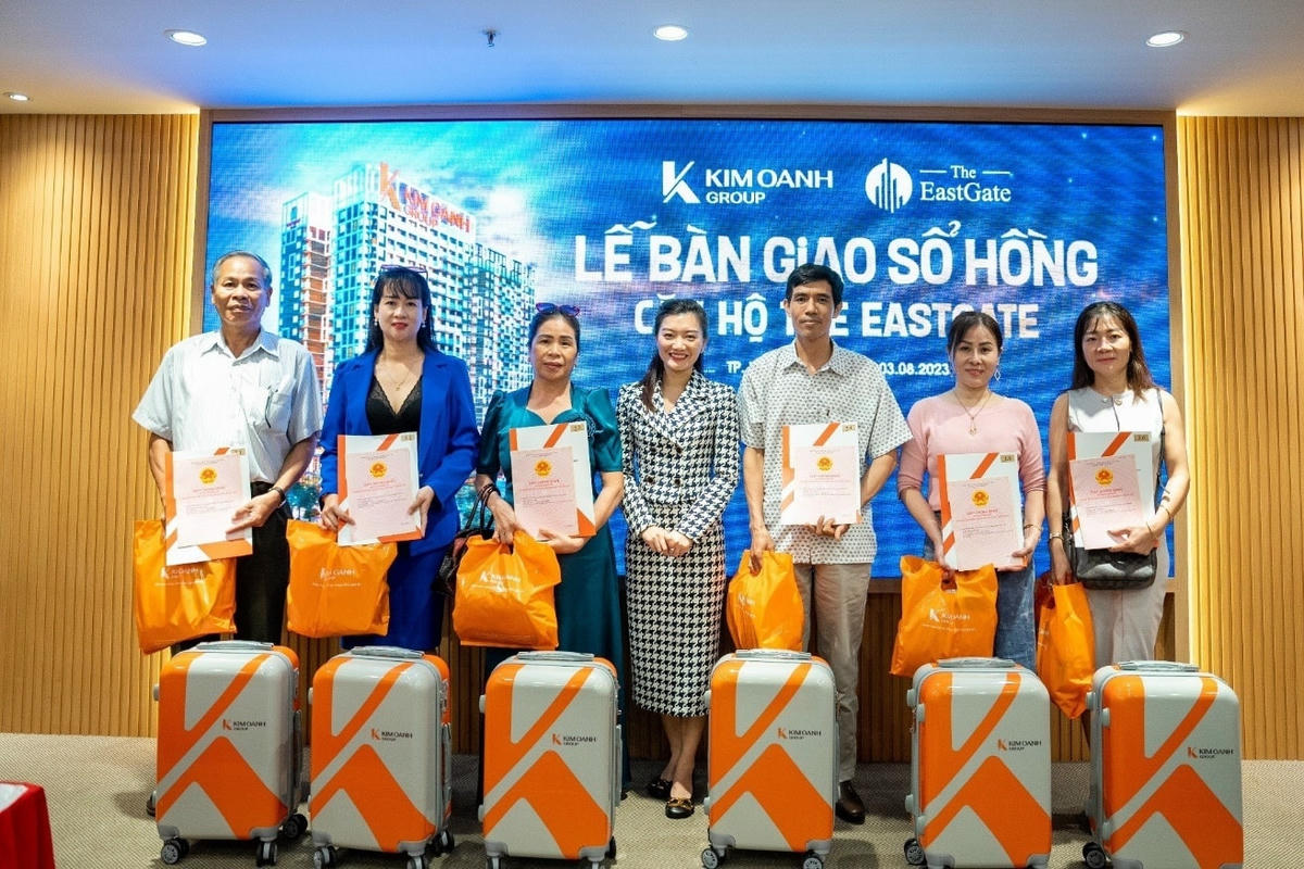 Bà Nguyễn Ngọc Ánh – Phó Chủ tịch HĐQT Kim Oanh Group trao sổ hồng và chụp ảnh lưu niệm cùng cư dân The EastGate.