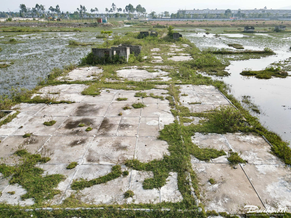 Thực tế hiện nay, việc sản xuất muối chỉ còn tồn tại tại xã Hải Lộc và Hòa Lộc (huyện Hậu Lộc). Còn tại thị xã Nghi Sơn, các xã, phường như: Hải Hà, Hải Châu, Hải Thượng, Hải Bình đã ngừng sản xuất muối từ năm 2022, nguyên nhân là do diện tích đất làm muối được chuyển mục đích sử dụng để làm các dự án, công trình giao thông... Ảnh: Đình Minh