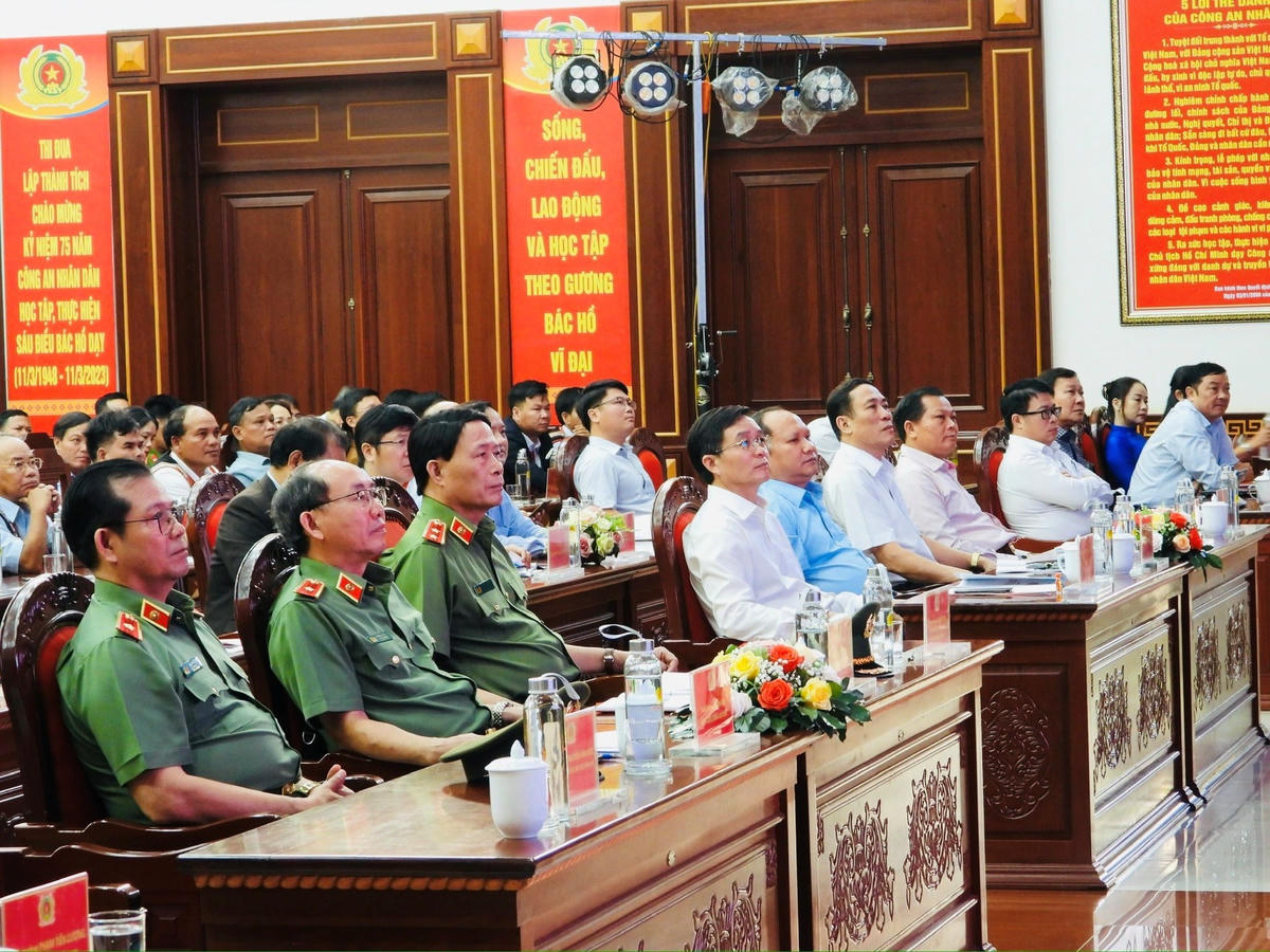 Các đại biểu về dự.