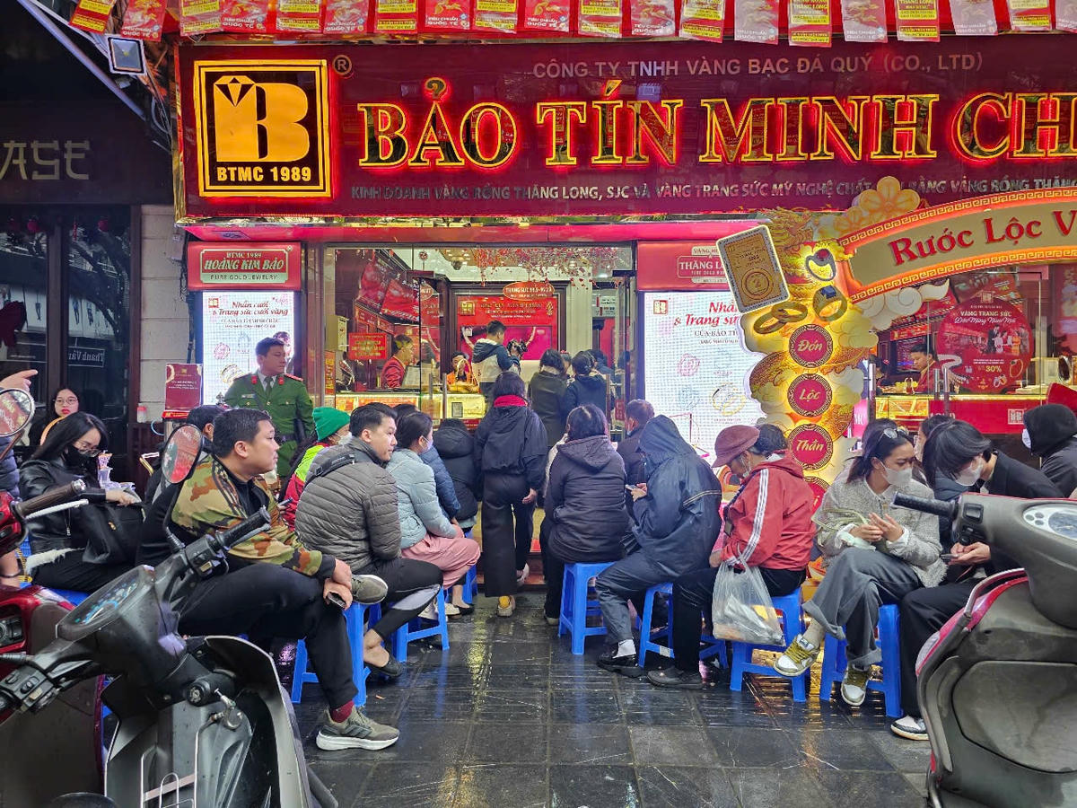 Một cửa hàng Bảo Tín Minh Châu trên phố Trần Nhân Tông (Hai Bà Trưng, Hà Nội) có rất đông người chờ mua vàng.