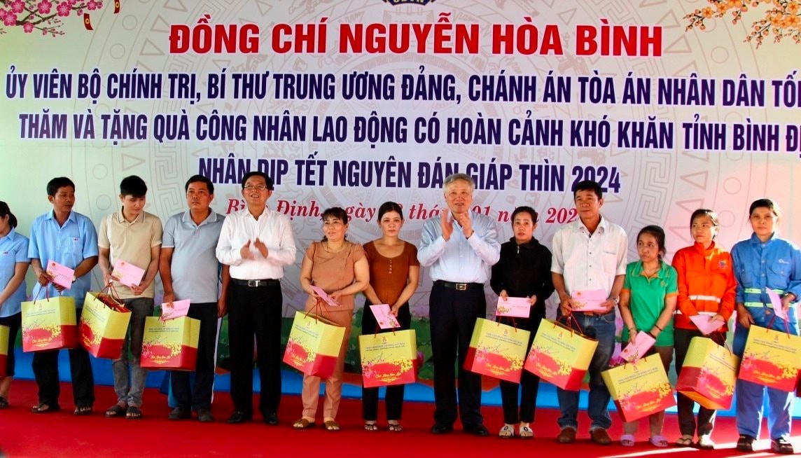 uy-vien-bo-chinh-tri-bi-thu-trung-uong-dang-chanh-an-toa-an-nhan-dan-toi-cao-nguyen-hoa-binh-den-tham-trao-qua-tet-tai-binh-dinh..jpg