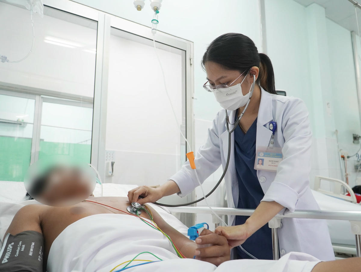 Bác sĩ thăm khám và điều trị cho bệnh nhân bị rắn hổ chúa cắn.