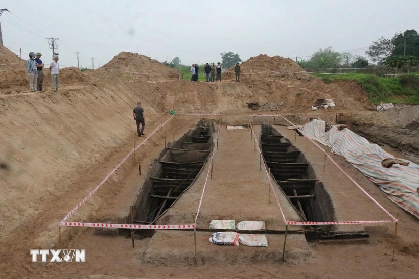 Các nhà khảo cổ học đều nhận định đây là lần đầu tiên tại Việt Nam phát hiện ra hai chiếc thuyền có kết cấu liên kết với nhau rất kiên cố bằng 1 thanh gỗ ở đầu thuyền. (Ảnh: Đỗ Huyền/TTXVN)