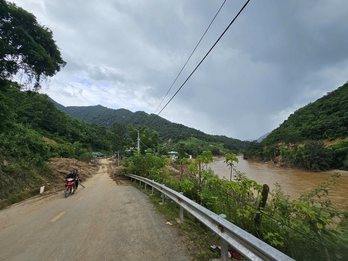 Quãng đường từ xã Mường Xén vào xã Mường Típ (tỉnh Nghệ An) có chiều dài gần 20km, chạy ngoằn ngoèo dọc theo con sông Nậm Mộ. Ảnh: Quốc Thanh