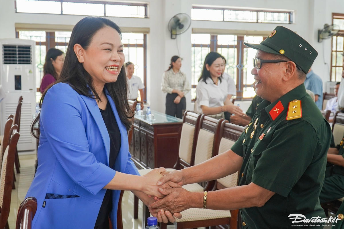 Phó Chủ tịch - Tổng Thư ký Nguyễn Thị Thu Hà vui mừng khi gặp lại các thương, bệnh binh tại Trung tâm Điều dưỡng Thương binh Nho Quan. Ảnh: Đình Minh
