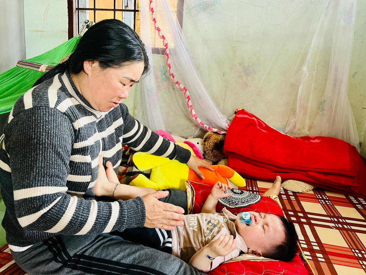 Cháu Minh Quân trong lúc ngủ say vẫn ngậm ty giả vì khát sữa mẹ.