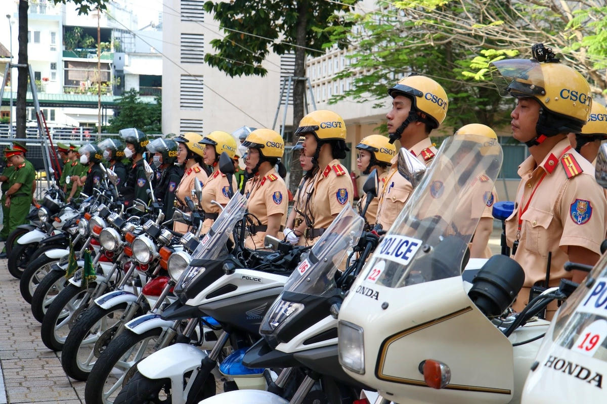 Các lực lượng, phương tiện của Công an Thành phố tham gia lễ xuất quân trước giờ xuất quân.