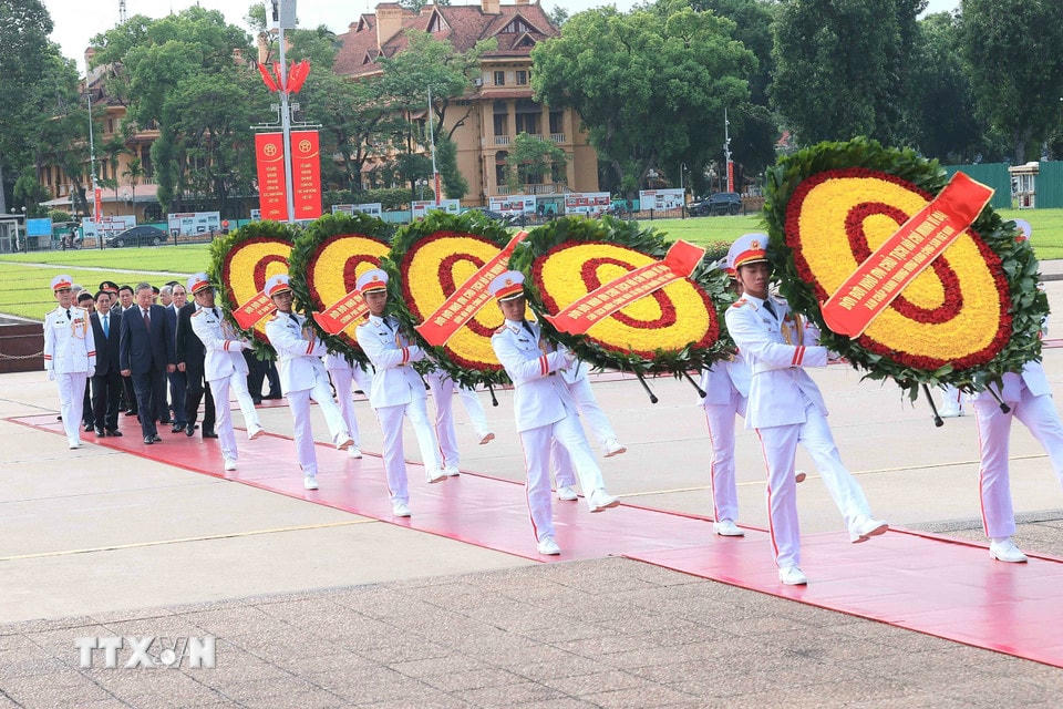 Lãnh đạo Đảng, Nhà nước đặt vòng hoa và vào Lăng viếng Chủ tịch Hồ Chí Minh. (Ảnh: An Đăng/TTXVN)