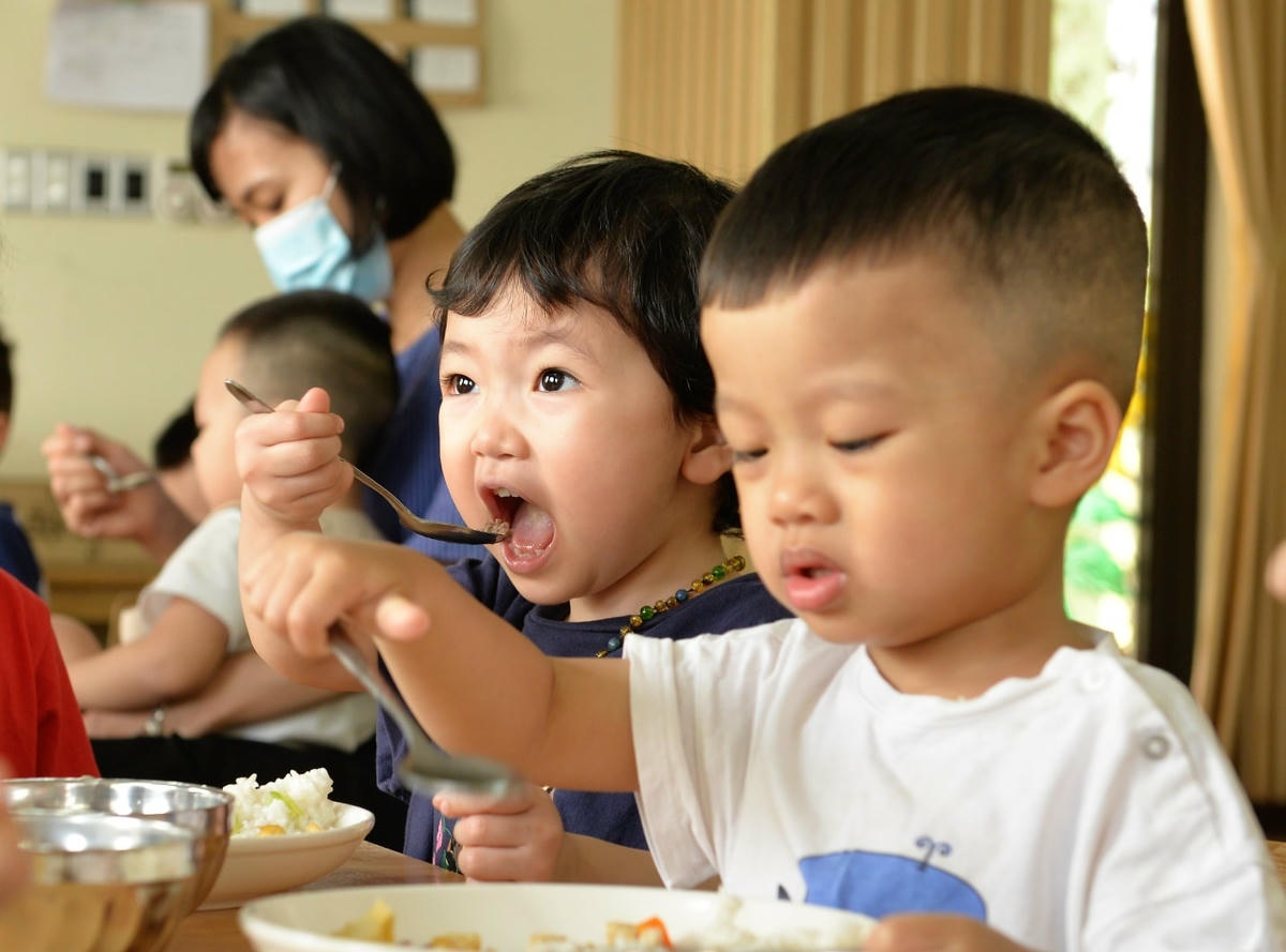 Thực đơn được nhà trường xây dựng theo ngày, theo mùa và công khai. Những món ăn dinh dưỡng và đảm bảo vệ sinh giúp các con cảm thấy ngon miệng và tự giác trong ăn uống.