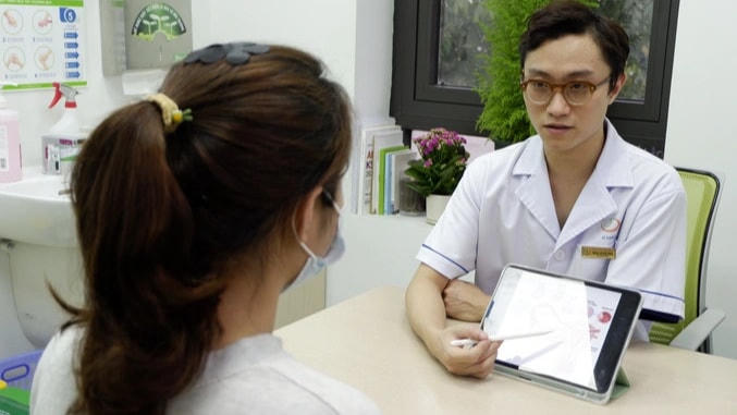 Bác sĩ Trung tâm Y học giới tính thăm khám cho bệnh nhân. Ảnh: Minh Nhật.