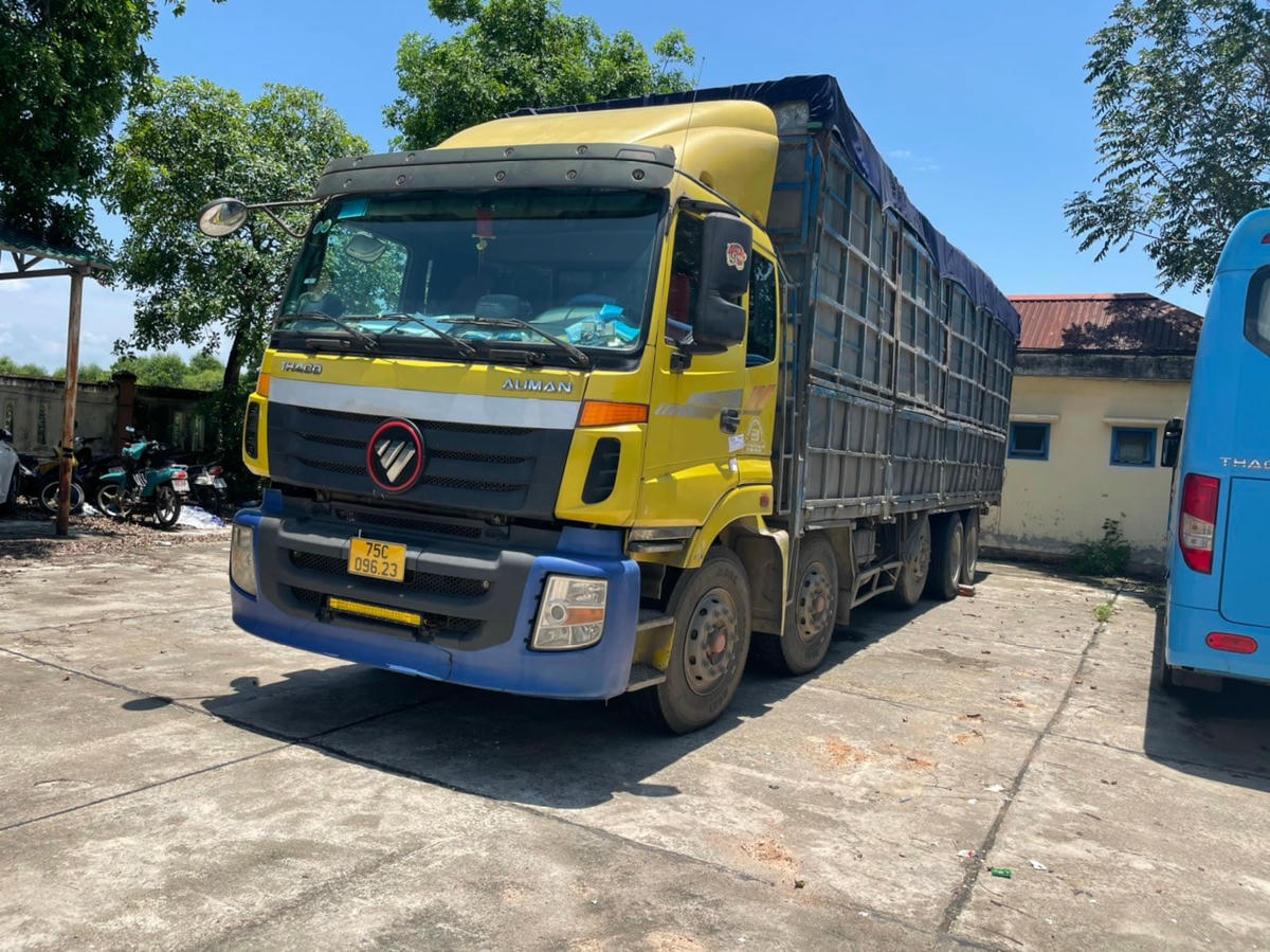 Tổ TTKS phát hiện xe ô tô tải BKS 75C-096.23 có dấu hiệu trở hàng quá tải trọng và chở hàng vượt quá chiều cao xếp hàng cho phép.