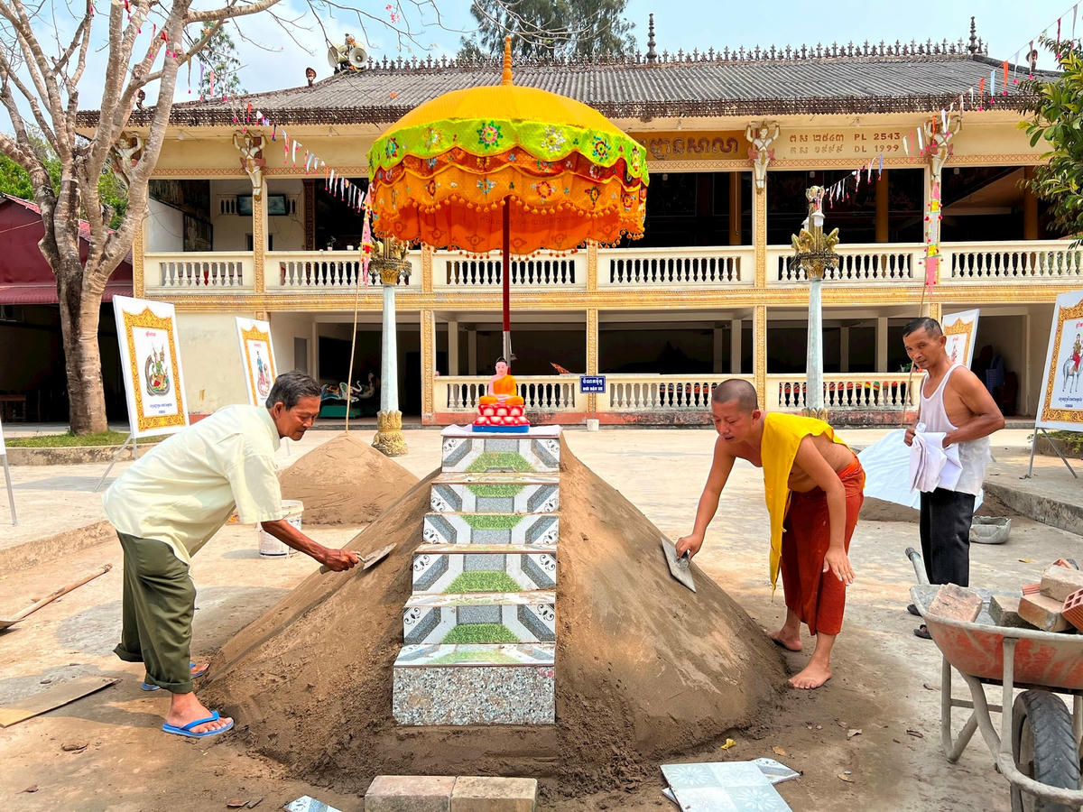 Mọi người dân đều đến chùa trong dịp tết để tham gia các nghi lễ truyền thống như: rước Đại lịch, chúc phúc, tạ ơn, cầu siêu…. Đặc biệt, lễ đắp núi cát, lễ tắm Phật được tổ chức trang trọng với ước mong các vị thần, Phật phù hộ cho phum sóc an lành, ruộng rẫy bội thu, cuộc sống của người dân được ấm no, hạnh phúc trong năm mới.