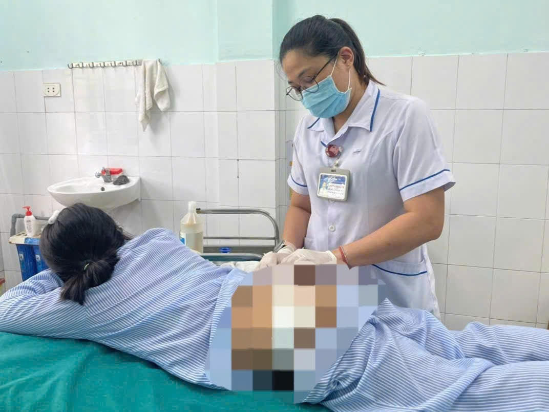 Cháu N.Q. đang được điều trị tại Trung tâm Y tế xã Cam Lộ. Ảnh: Đ.T.