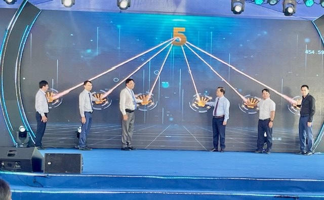 Nhấn nút Khới động khai mạc ngày hội công nghề oqwr Khánh Hòa