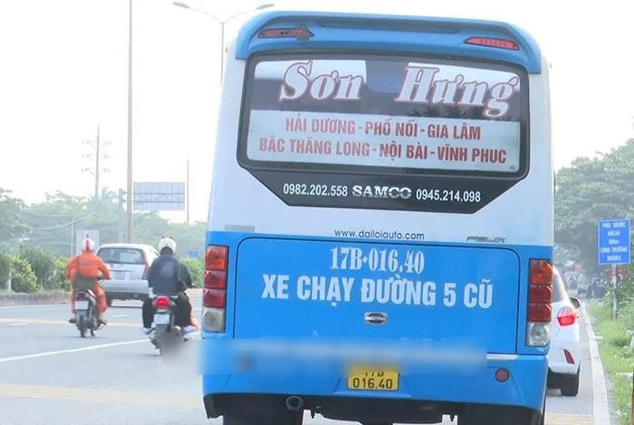Chiếc xe khách 29 chỗ "nhồi nhét" 45 người bị lực lượng CSGT Công an tỉnh Hải Dương phát hiện, xử lý. Ảnh: Báo Hải Dương