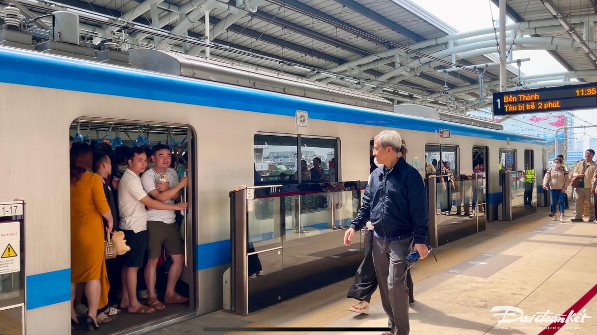 Người dân sử dụng tuyến metro số 1 vượt dự báo là tín hiệu tích cực ở TPHCM. (ảnh Đ.Xá).