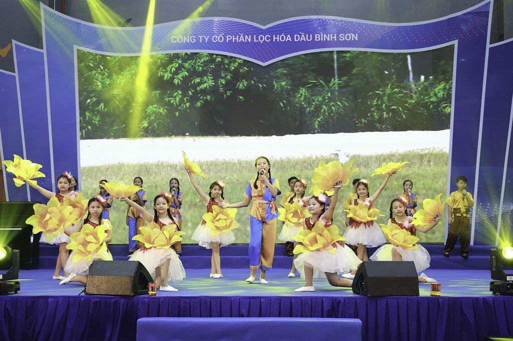 Các tiết mục văn nghệ của các em học sinh là con của CBCNV BSR trình diễn.