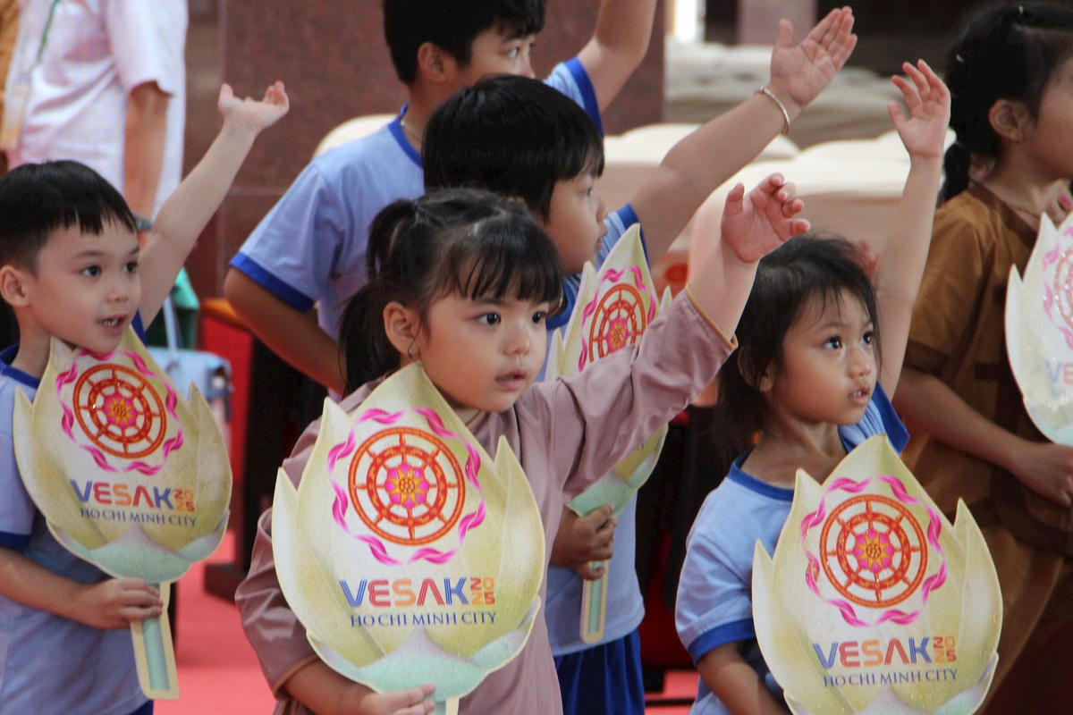 Các cháu thiếu nhi hăng say tập luyện văn nghệ chuẩn bị cho giờ phút khai mạc.