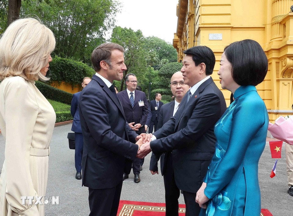 Chủ tịch nước Lương Cường và Phu nhân đón Tổng thống Pháp Emmanuel Macron và Phu nhân. (Ảnh: Lâm Khánh/TTXVN)