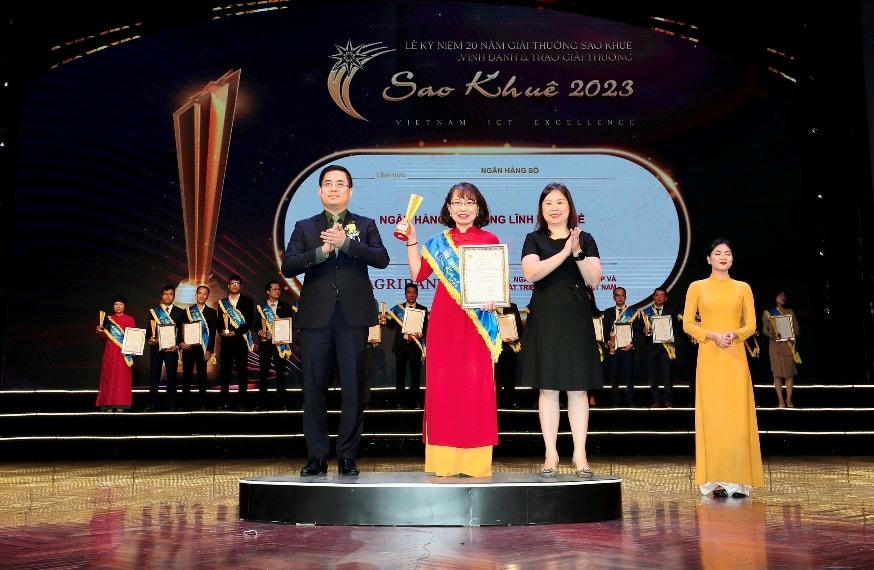 Đại diện lãnh đạo Agribank nhận giải thưởng Sao Khuê 2023 cho sản phẩm Agribank Digital.