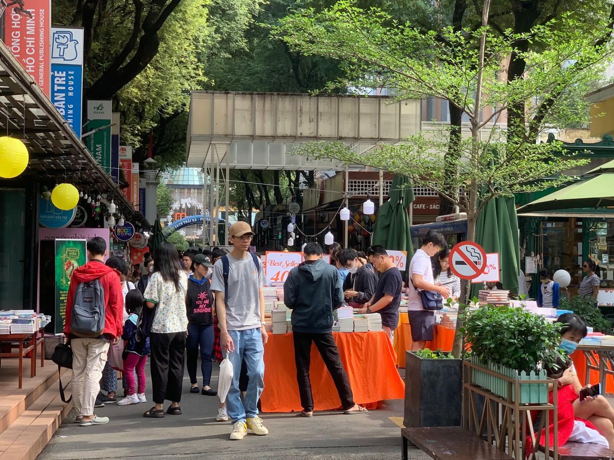 Đông đảo người dân vui chơi tại đường sách.