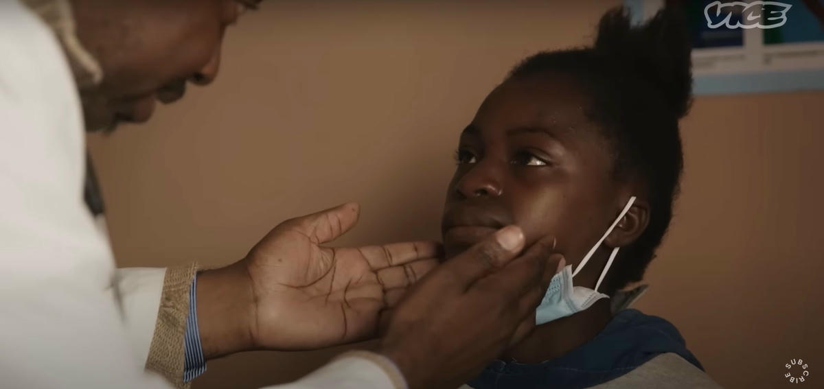 Trẻ em bị nhiễm độc cao. Ảnh: VICE.