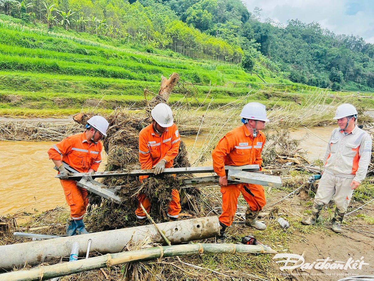 Hình ảnh ae công nhân đang thực hiện tháo vàVận chuyển xà cũ tại VT 15 đường dây 35 kV nhánh Chu Hương - Yến Dương
