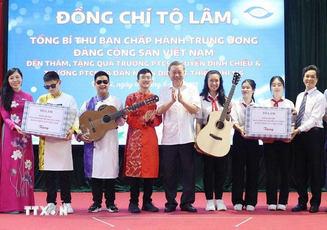 Tổng Bí thư Tô Lâm tặng quà thầy cô và học sinh Trường Phổ thông Cơ sở Nguyễn Đình Chiểu và Trường Phổ thông Cơ sở Xã Đàn. (Ảnh: Thống Nhất/TTXVN) ttxvn-tong-bi-thu-to-lam-tham-truong-ptcs-nguyen-dinh-chieu-va-truong-ptcs-xa-dan-ha-noi-8066983-5.jpg