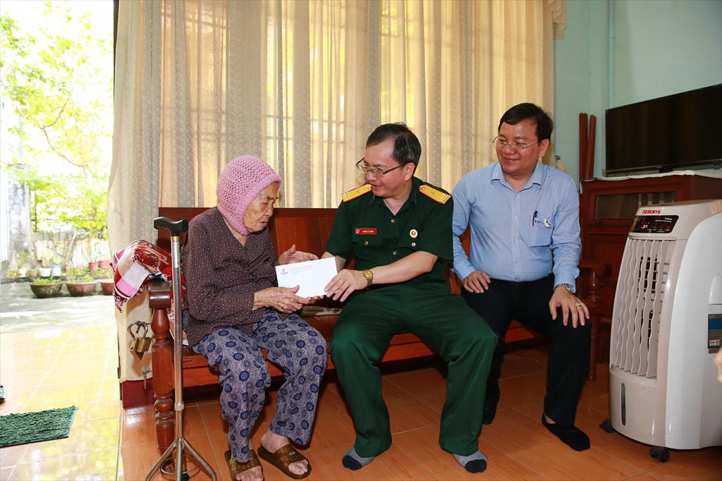 Phó Bí thư thường trực Đảng ủy, Thành viên HĐQT, Chủ tịch Hội Cựu chiến binh BSR Khương Lê Thành thăm hỏi, tặng quà cho Mẹ Việt Nam Anh hùng Nguyễn Thị Thư - sinh năm 1925 ở phường Trần Phú.