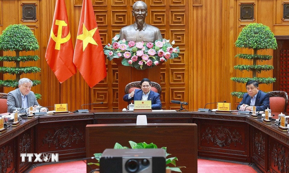 Thủ tướng Phạm Minh Chính chủ trì cuộc họp về mức áp thuế mới của Hoa Kỳ đối với hàng hóa nhập khẩu từ Việt Nam. (Ảnh: Dương Giang/TTXVN)