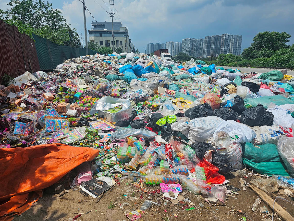 Theo người dân, bãi rác bánh kẹo xuất hiện từ khoảng một tuần trở lại đây. Ảnh: Quốc Thanh.