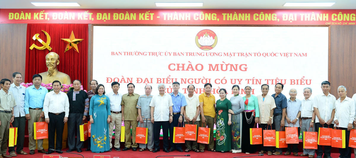 Chủ tịch Đỗ Văn Chiến và Phó Chủ tịch Trương Thị Ngọc Ánh tặng quà cho người uy tín tiêu biểu tỉnh Hòa Bình.