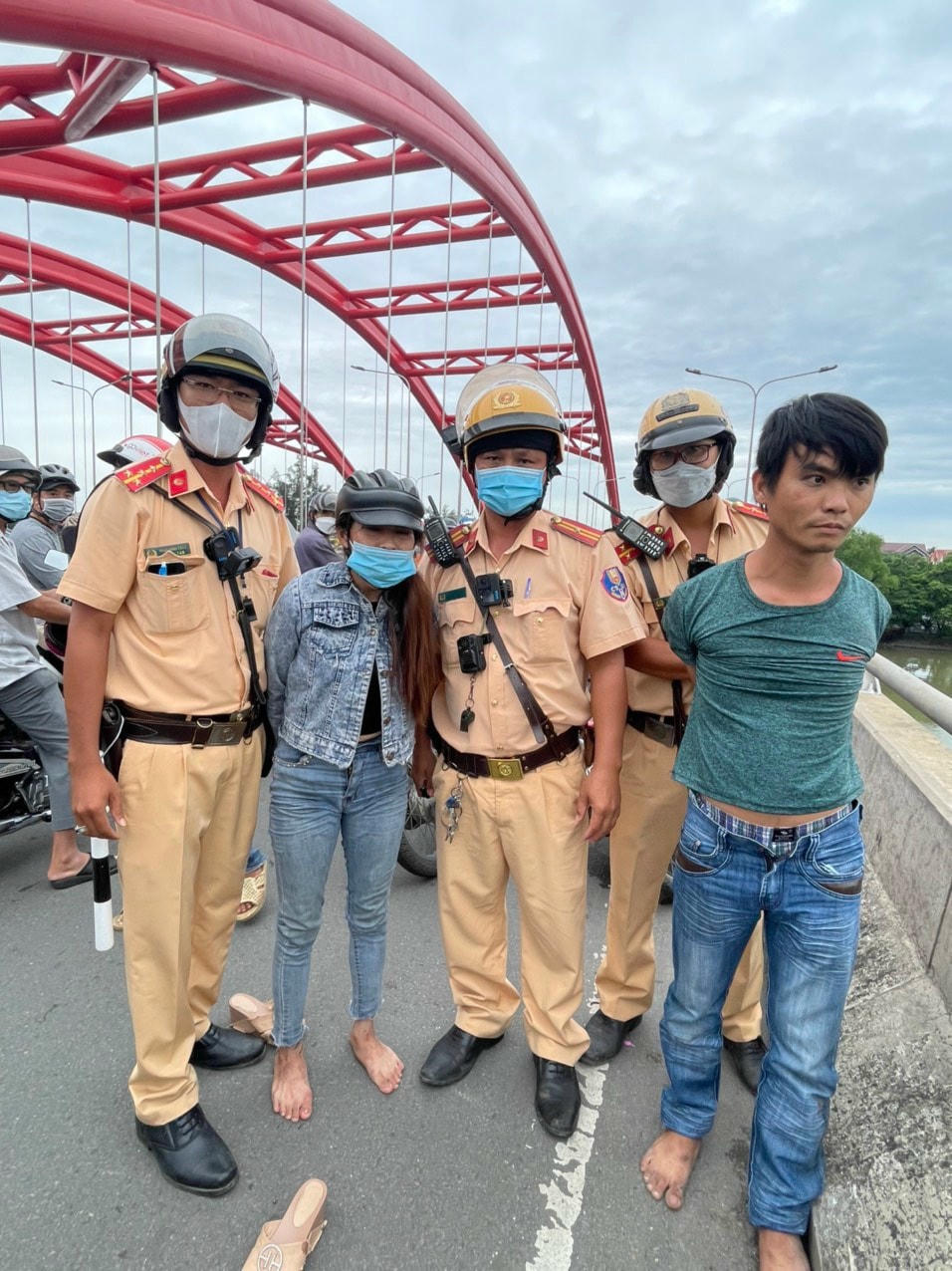 Hai đối tượng trộm cắp xe máy bị lực lượng CSGT Nam Sài Gòn khống chế.