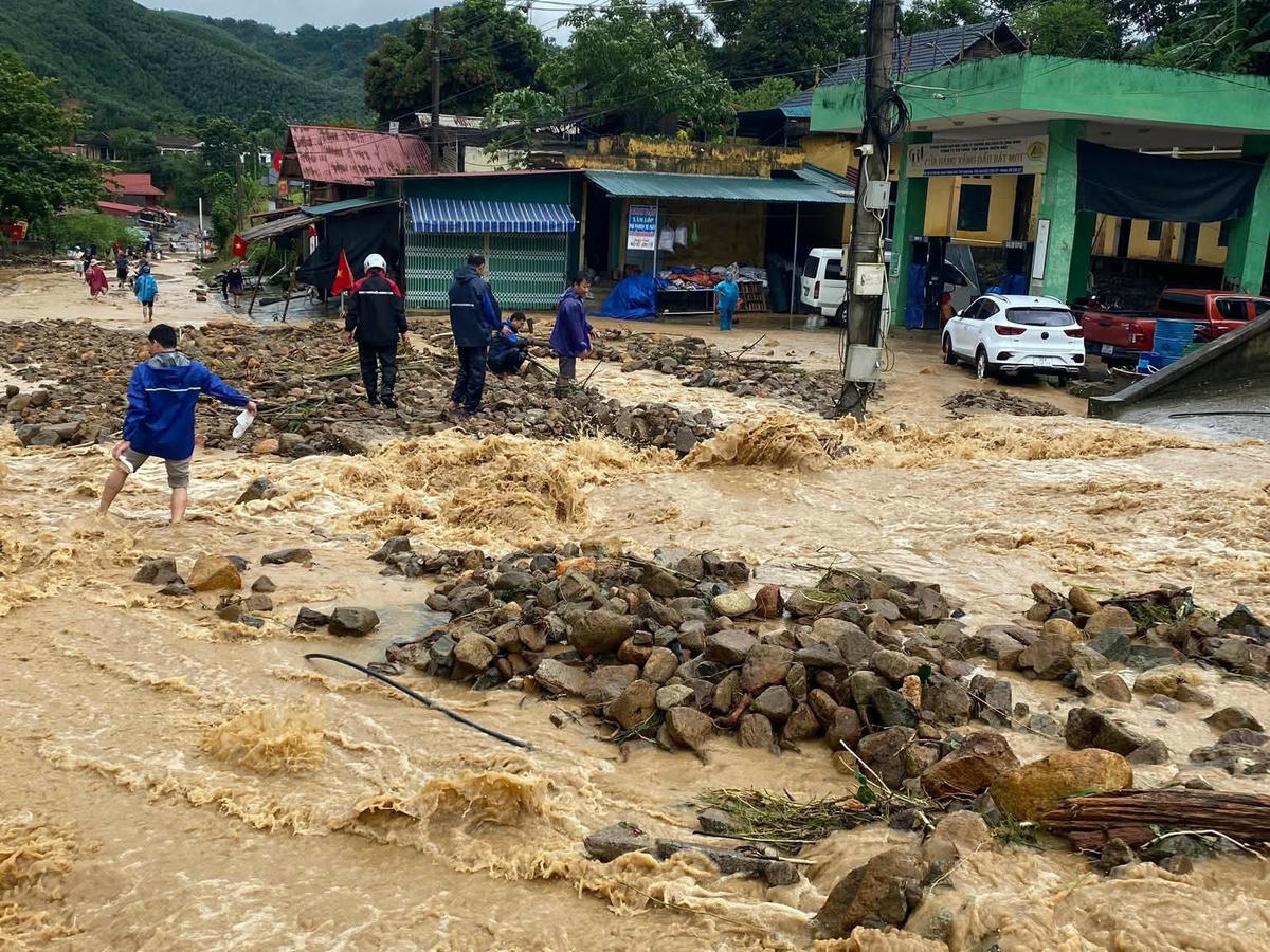 Theo ông Thắng, thiệt hại nặng nhất của địa phương đến thời điểm này là có 7 hộ dân bị đổ sập nhà cửa, nguyên nhân là do trận lũ ống ngày 26/8 quét qua và đất trên đồi sạt xuống. Ảnh tại bản Chiềng (xã Bát Mọt) ngày 27/8.
