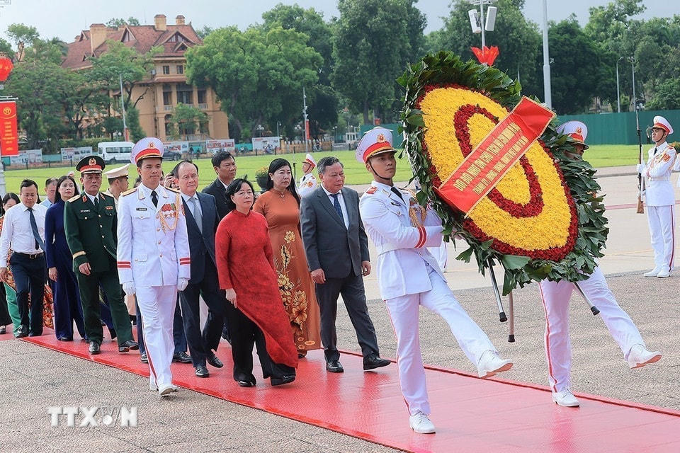 Đoàn đại biểu Thành ủy, Hội đồng Nhân dân, Ủy ban Nhân dân, Ủy ban Mặt trận Tổ quốc Việt Nam thành phố Hà Nội đặt vòng hoa tưởng niệm Chủ tịch Hồ Chí Minh. (Ảnh: An Đăng/TTXVN)