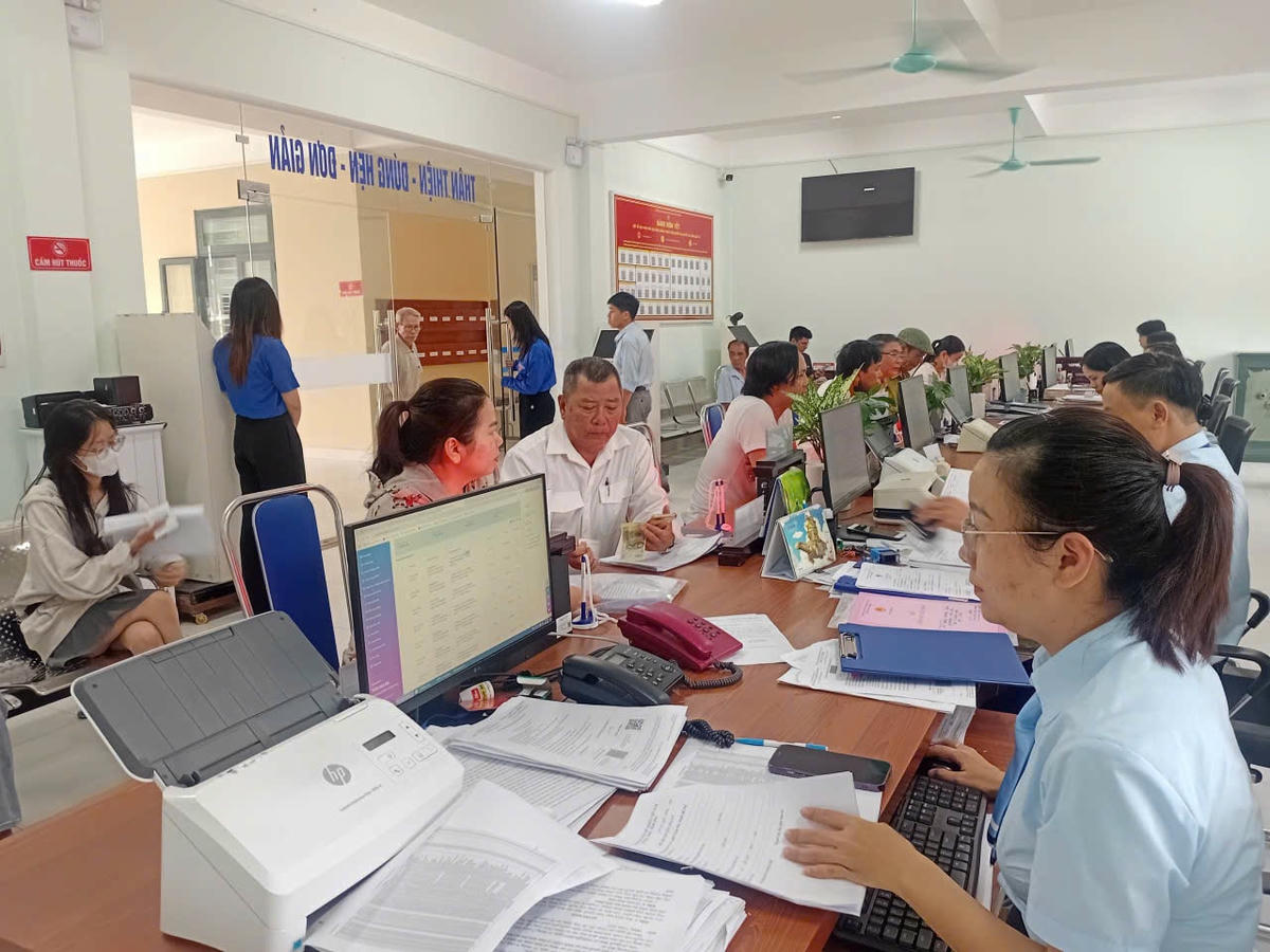 h4_TP Huế luôn xác định lấy người dân làm trung tâm phục vụ, với phương châm làm hết việc, không hết giờ. Ảnh N.Q.