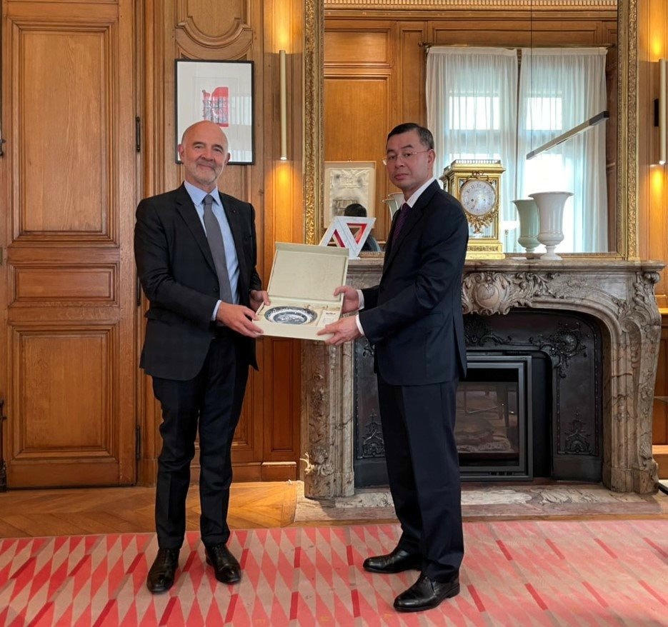 Chủ tịch Pierre Moscovici và Tổng Kiểm toán nhà nước Ngô Văn Tuấn chụp ảnh lưu niệm. Ảnh CTV