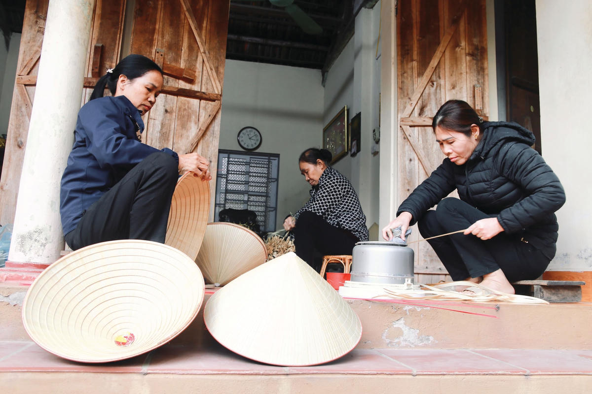 Người làng Phú Mỹ thường tập trung đến một điểm để cùng khâu nón.  