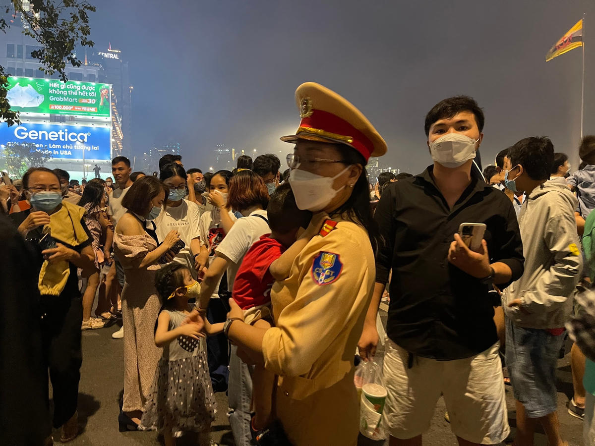 Bé trai bị lạc trong vòng tay đồng chí Thiếu tá Phạm Thị Kim Tuyến để tìm cha mẹ.