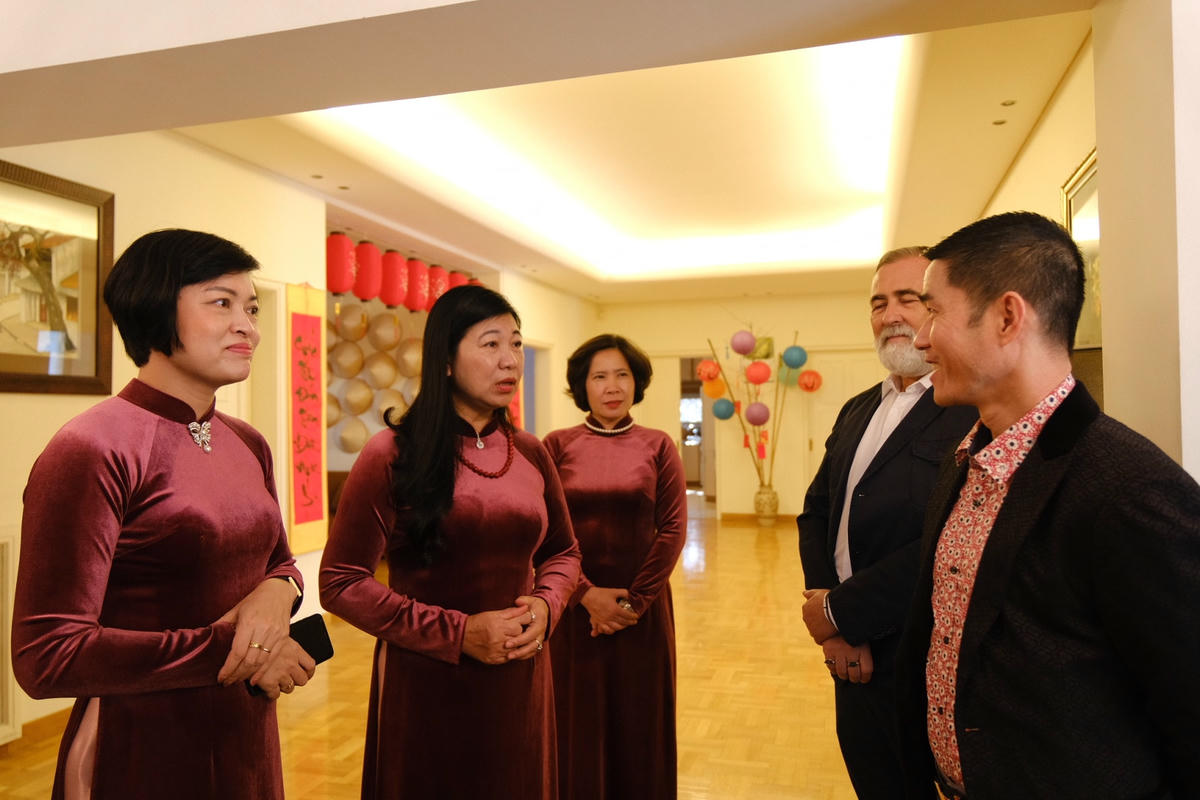 Đoàn đến thăm trụ Sở Đại sứ quán Việt Nam tại Hy Lạp.