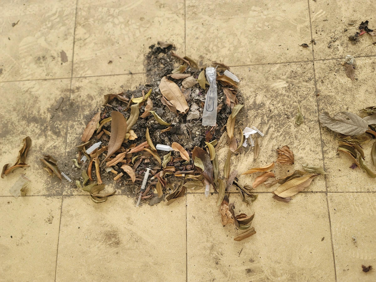 Kim tiêm vứt la liệt trong khu nhà của chợ dân sinh Tây Mỗ bỏ hoang.