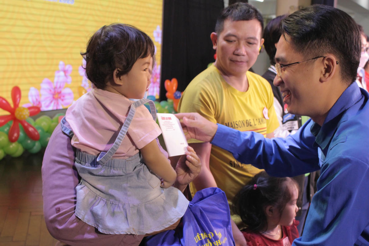 TP HCM tặng quà cho trẻ em có hoàn cảnh khó khăn.