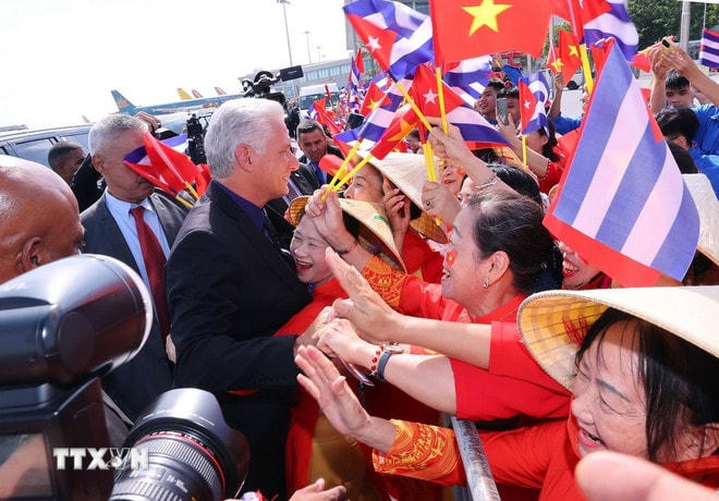 Bí thư Thứ nhất, Chủ tịch nước Cuba Miguel Díaz-Canel Bermúdez giao lưu với đông đảo người dân Thủ đô ra đón tại Sân bay quốc tế Nội Bài, Hà Nội. (Ảnh: Văn Điệp/TTXVN) ttxvn-chu-tich-nuoc-cuba-toi-viet-nam-2.jpg