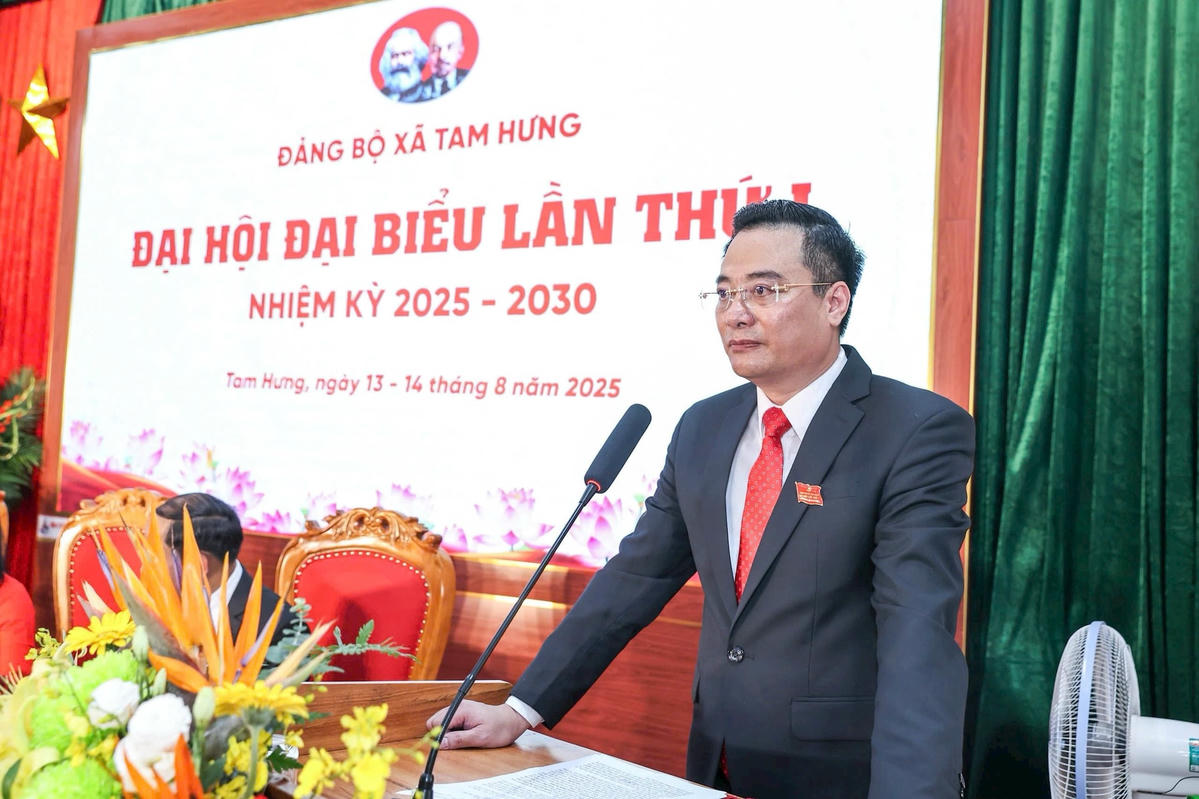 Bí thư Đảng ủy xã Tam Hưng Bùi Văn Sáng phát biểu tại đại hội. Ảnh: T.Bình
