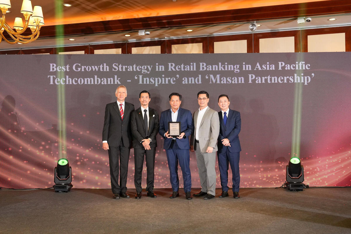 dai-dien-techcombank-nhan-giai-tu-the-asian-banker.png