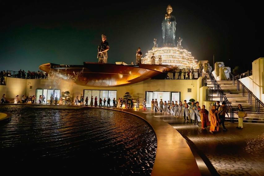 Quần thể kiến trúc tâm linh trên đỉnh núi Bà Đen, Tây Ninh.