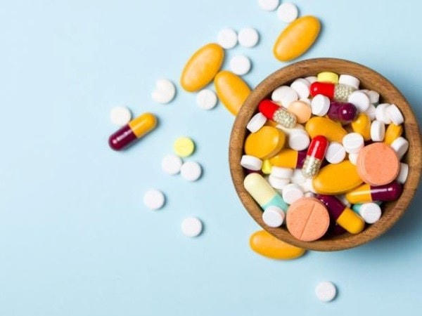 Có thể sử dụng thuốc tây y để đẩy lùi nhanh chóng cơn đau mỏi vai gáy.