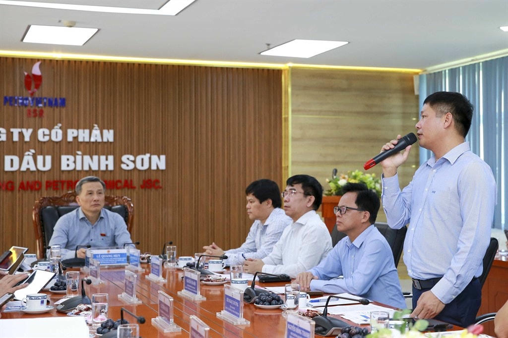 Tổng Giám đốc BSR Bùi Ngọc Dương báo cáo với Đoàn giám sát về tình hình hoạt động sản xuất kinh doanh của BSR.