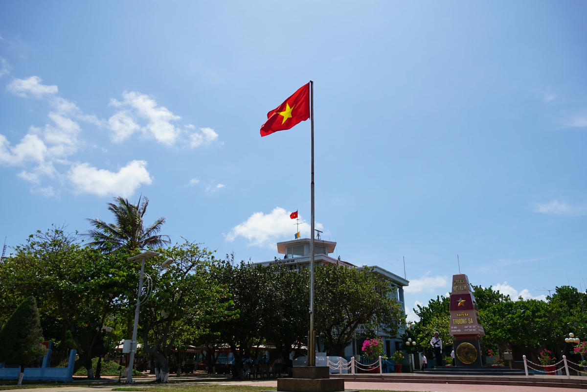Cờ Tổ quốc tung bay giữa nắng gió Trường Sa. Ảnh: Mạnh Thìn.